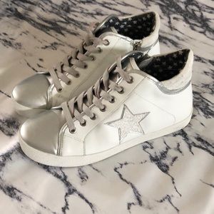 Tennis shoes